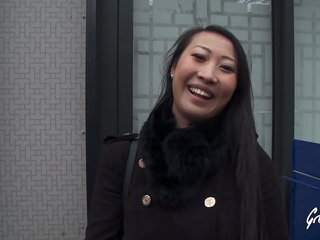 Sharon Lee, vietnamienne exciteМЃe, enchaîne plug et bite dans le cul