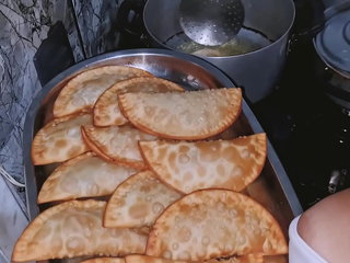 Fui na casa da minha tia, e minha prima me deu pastel e bucetada !